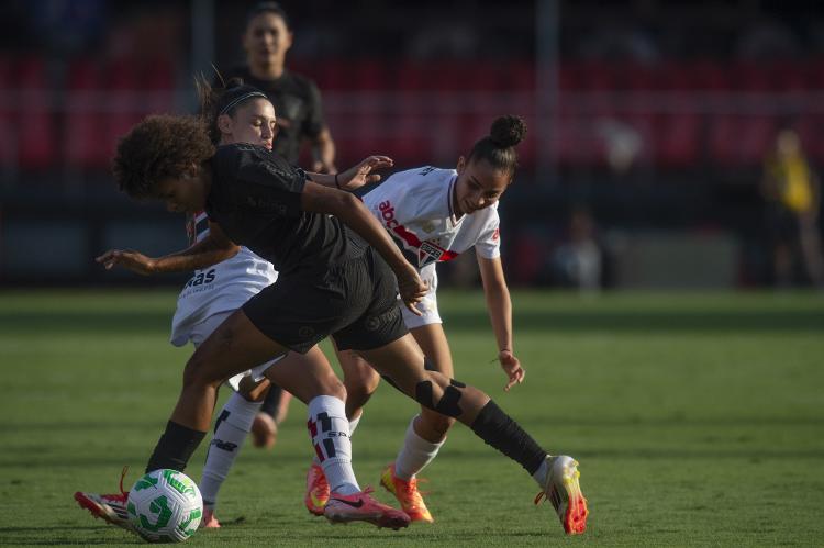 Yaya, do Corinthians, disputa a bola com Bruna Calderan, do São Paulo, na Supercopa 2025 Yaya, do Corinthians, disputa a bola com Bruna Calderan, do São Paulo, na Supercopa 2025