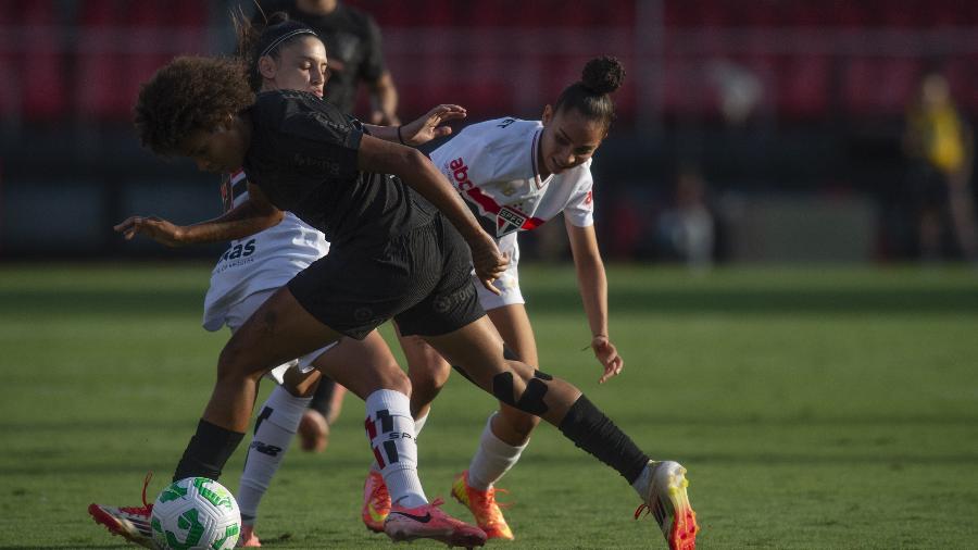 Yaya, do Corinthians, disputa a bola com Bruna Calderan, do São Paulo, na Supercopa 2025 Yaya, do Corinthians, disputa a bola com Bruna Calderan, do São Paulo, na Supercopa 2025