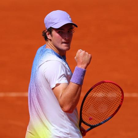 João Fonseca comemora ponto contra Jack Draper, em Roland Garros - Denis Balibouse/Reuters