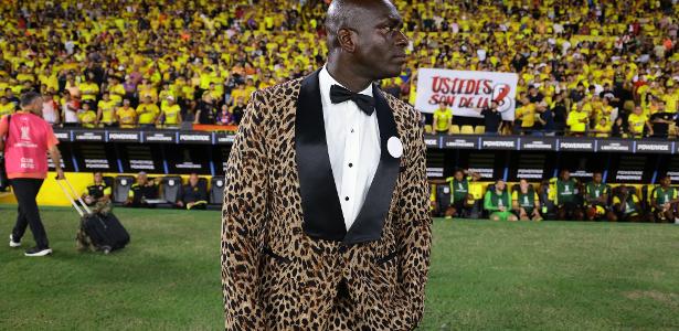 Técnico estiloso que eliminou Corinthians é multado por 'terno de oncinha'