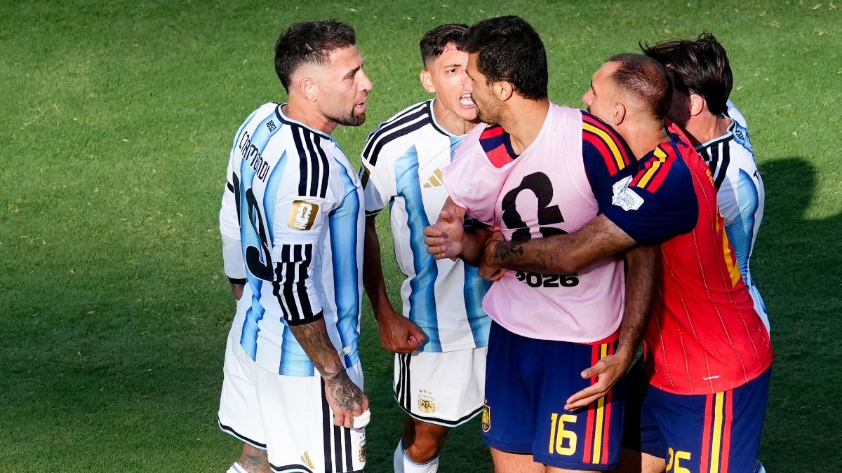 Otamendi cobra Rodri antes da cerimônia de medalhas na Copa: 'Fale menos'