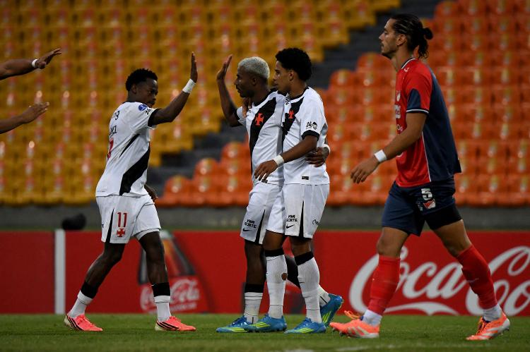 Jogadores do Vasco celebram gol contra de Varela, contra Independiente Medellin Jogadores do Vasco celebram gol contra de Varela, contra Independiente Medellin