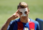 Reforço se apresenta ao Barça após cirurgia e chama atenção com curativo - Albert Gea/Reuters