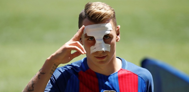 Lucas Digne passou por uma cirurgia no nariz antes de se apresentar ao Barcelona - Albert Gea/Reuters