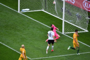Goretzka chuta para superar o goleiro Ryan, na partida entre Alemanha e Austrália - AFP PHOTO / Yuri CORTEZ - AFP PHOTO / Yuri CORTEZ