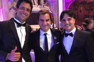 Marcelo Melo posa para foto com Roger Federer no jantar dos campeões de Wimbledon - Instagram/Reprodução - Instagram/Reprodução