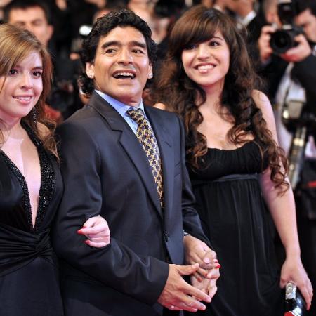 Maradona e suas filhas Dalma (à esquerda) e Giannina (à direita) - AFP