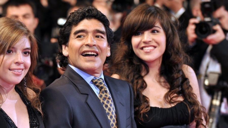 Maradona e suas filhas Dalma (à esquerda) e Giannina (à direita) - AFP
