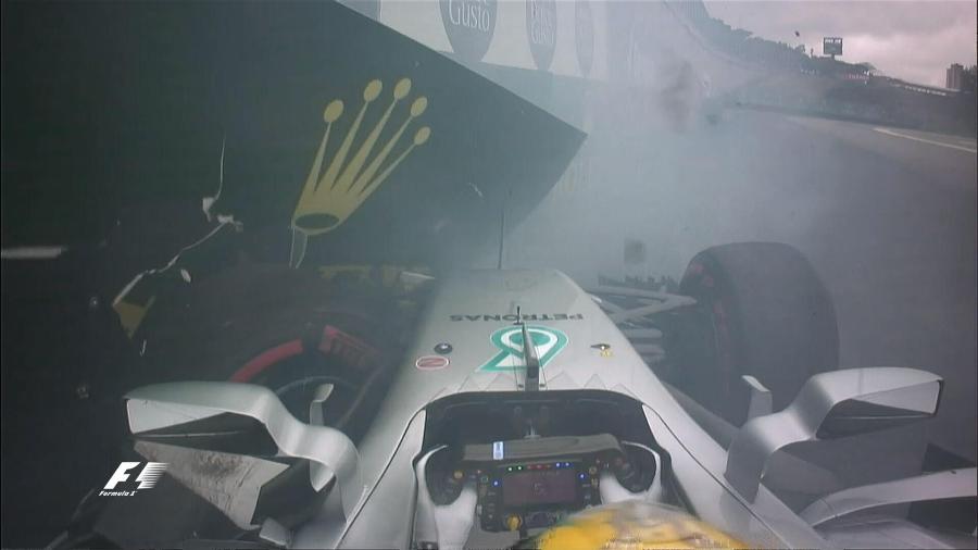 Lewis Hamilton perdeu o controle do carro e bateu a sua Mercedes no treino em Interlagos - Reprodução/F-1