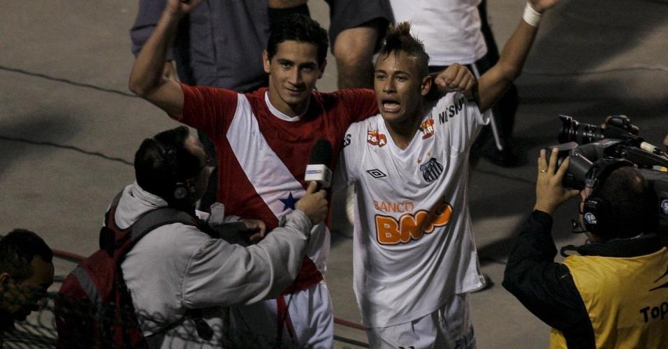 Neymar e Ganso comemoram, juntos, o título do Santos na Libertadores de 2011