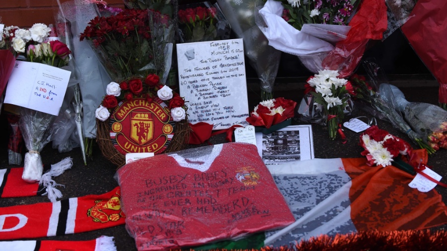 Torcedores do Manchester United homenageia vítimas de acidente aéreo no Old Trafford - AFP PHOTO / Paul ELLIS