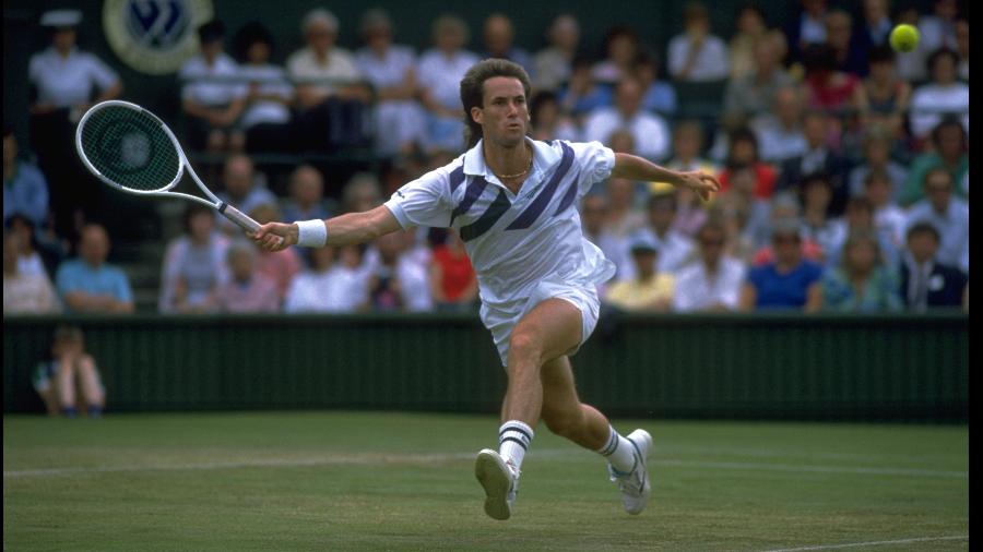 O tenista norte-americano Ken Flach em ação no Torneio de Wimbledon, em 1988 - Getty Images/Staff