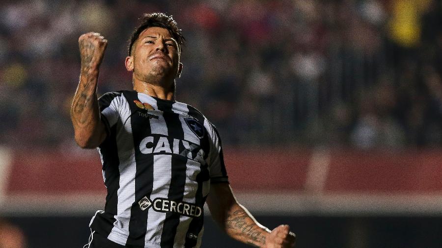Leo Valencia terá nova oportunidade no Botafogo após ficar fora dos planos do clube - Ale Cabral/AGIF