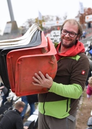 Torcedor do Karlsruher mostra assentos que desmontou do estádio Wildparkstadion, que será demolido - Divulgação - Divulgação