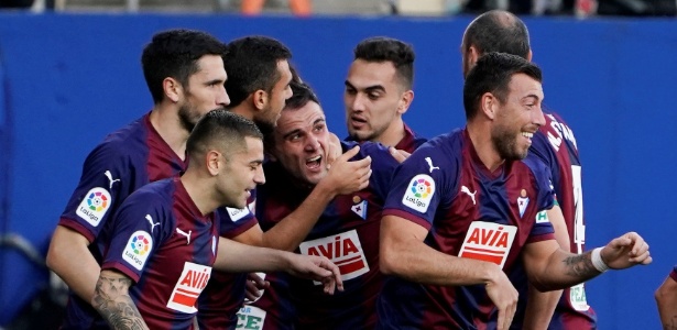 Jogadores do Eibar comemoram o primeiro gol da partida - Vincent West/Reuters - Vincent West/Reuters