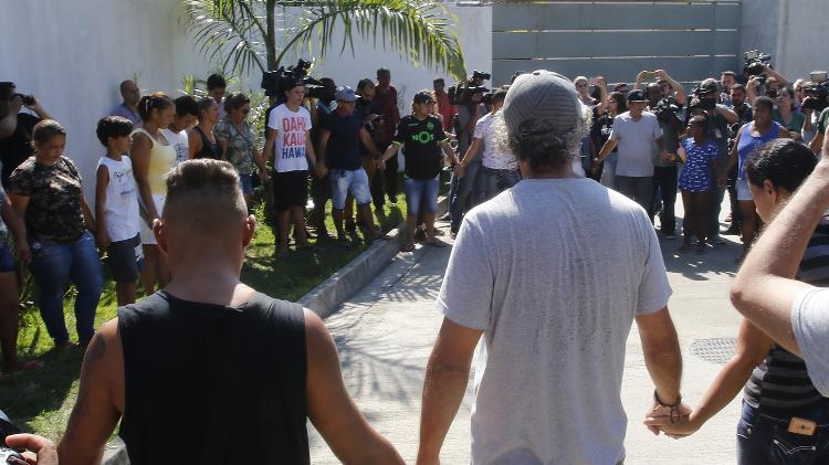 Familiares fazem corrente em frente ao Ninho do Urubu - Reginaldo Pimenta / Raw Image