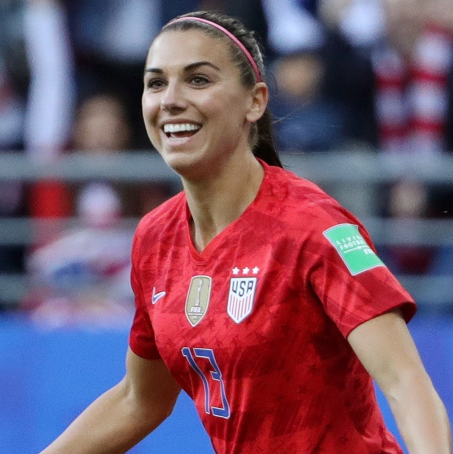 De fio-dental, Alex Morgan explana beleza e eleva o clima