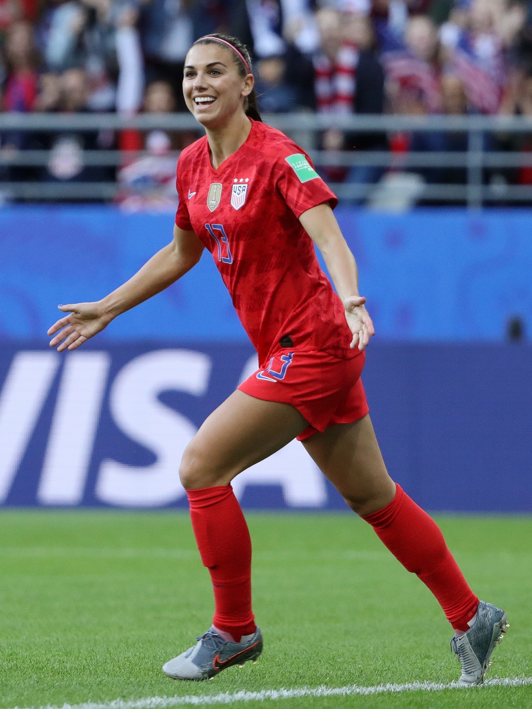 De fio-dental, Alex Morgan explana beleza e eleva o clima