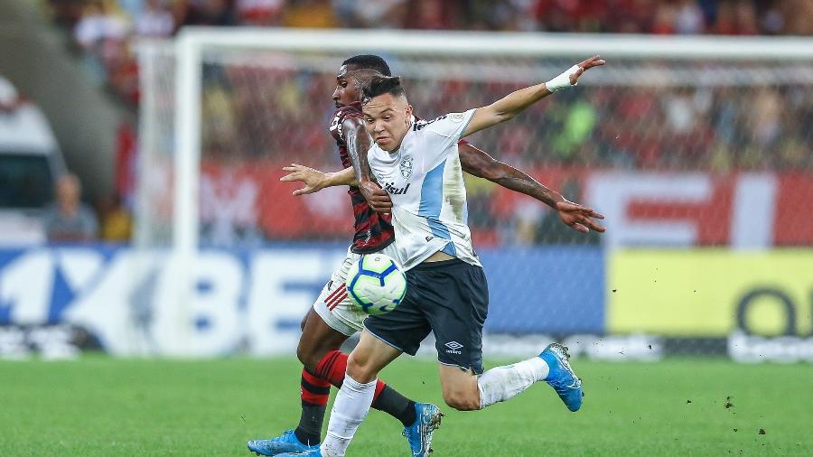 Pepê disputa lance durante Flamengo x Grêmio, pelo Campeonato Brasileiro - Lucas Uebel/Grêmio FBPA