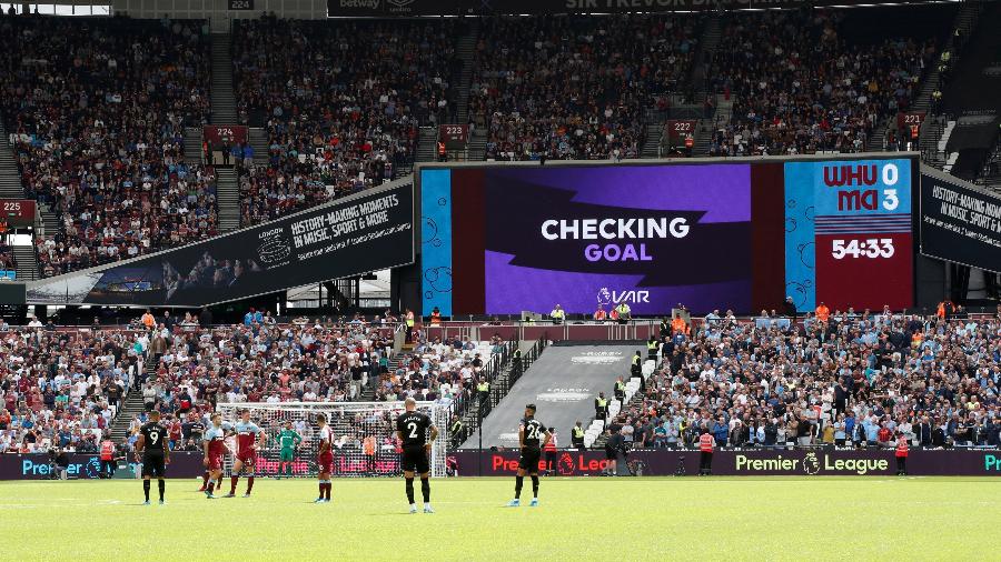 VAR é acionado para analisar o gol de Gabriel Jesus, na partida entre West Ham e Manchester City - REUTERS/David Klein