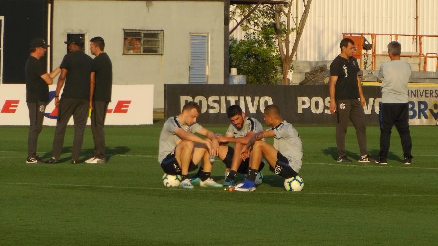 Carlos Augusto, Bruno Méndez e João após treino do Corinthians, observados pela comissão técnica - Gabriel Carneiro/UOL Esporte