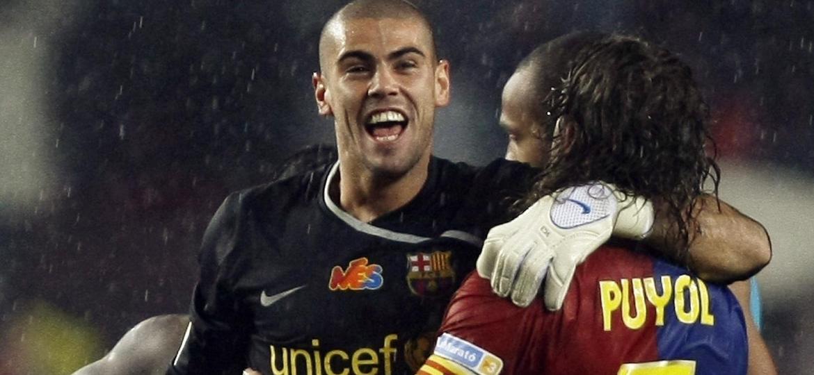 Victor Valdés abraça Puyol depois de o Barcelona vencer o Real Madrid em 2009 - REUTERS/Sergio Perez 