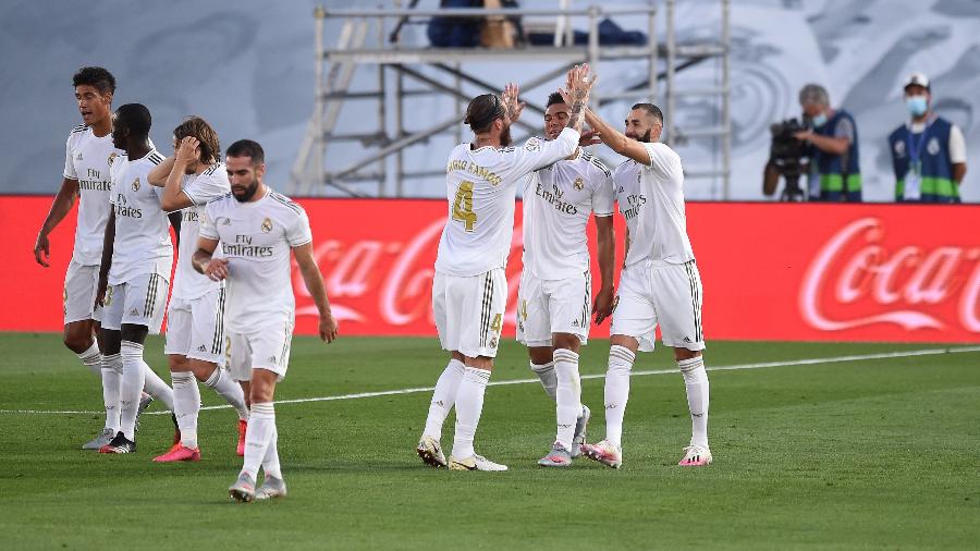 Jogadores do Real Madrid comemoram gol de Karim Benzema diante do Villarreal em jogo do Campeonato Espanhol - Denis Doyle/Getty Images