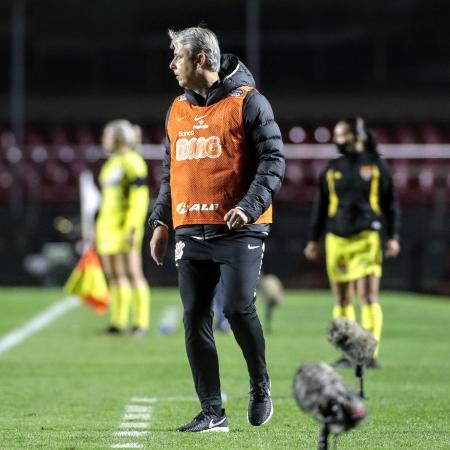 Tiago Nunes em ação à beira do campo durante duelo do Corinthians na reta final do Campeonato Paulista - Rodrigo Coca/Corinthians