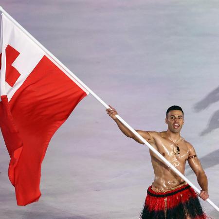 Pita Taufatofua foi o porta-bandeira de Tonga nos Jogos Olímpicos de 2016, 2018 e 2021