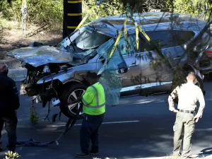 Astro do golfe, Tiger Woods sofre grave acidente de carro e é internado ·  Notícias da TV