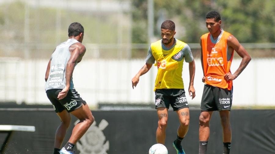Rodrigo Varanda (colete laranja) é o estreante do dia no Corinthians  - Rodrigo Coca/ Ag. Corinthians 
