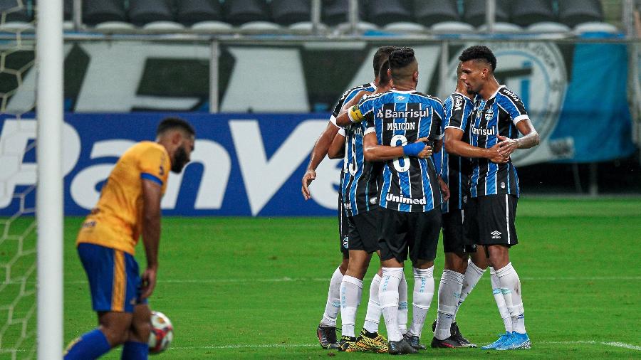 Jogadores do Grêmio comemoram gol contra o Pelotas, pelo Campeonato Gaúcho - Fernando Alves/AGIF