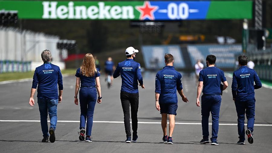 Integrantes da Williams, com Nicholas Latifi no meio, fazem reconhecimento da pista em preparação para o GP de Portugal - Clive Mason - Formula 1/Formula 1 via Getty Images