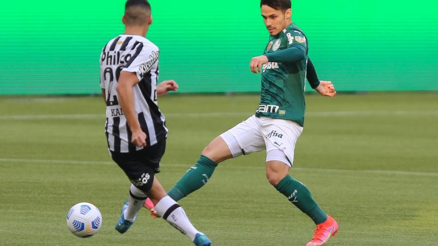 Kaiky e Raphael Veiga disputam a bola em clássico entre Palmeiras e Santos - Marcello Zambrana/AGIF