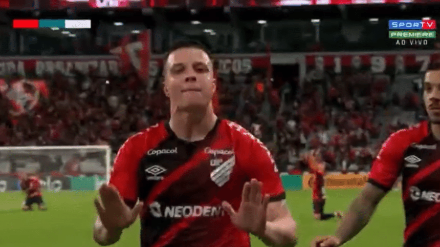 Renato Kayzer comemora gol do Athletico-PR contra o Flamengo, na Copa do Brasil - Reprodução