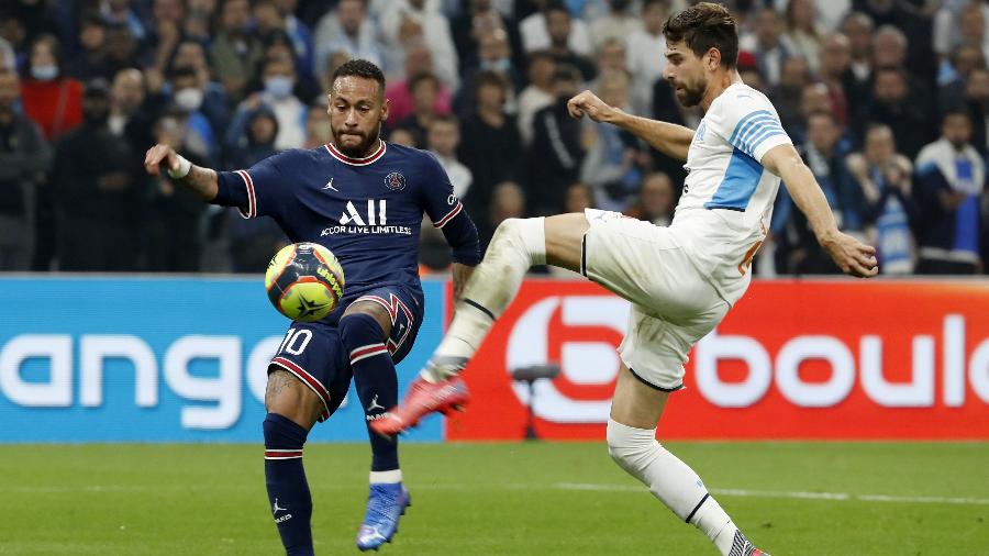 Neymar e Luan Peres disputam a bola durante clássico entre PSG e Olympique de Marselha - Eric Gaillard/Reuters