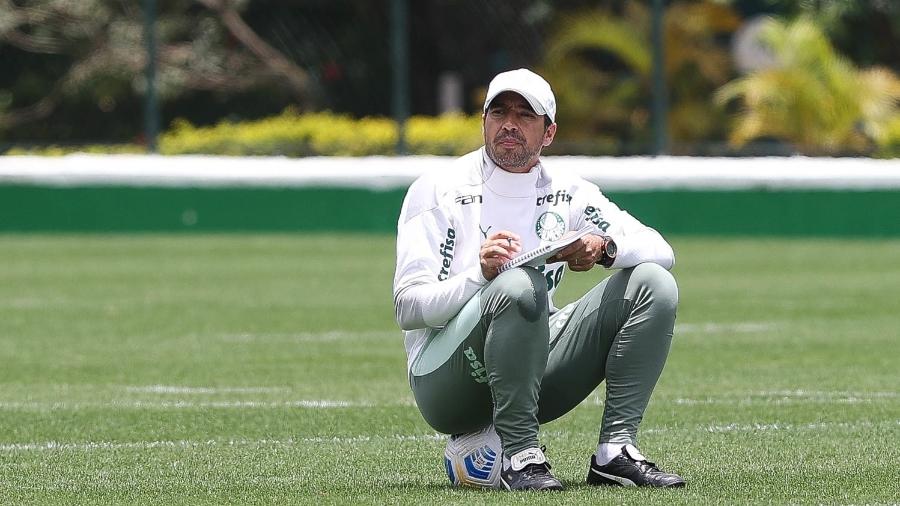 Abel Ferreira sentado numa bola em treino do Palmeiras - Cesar Greco
