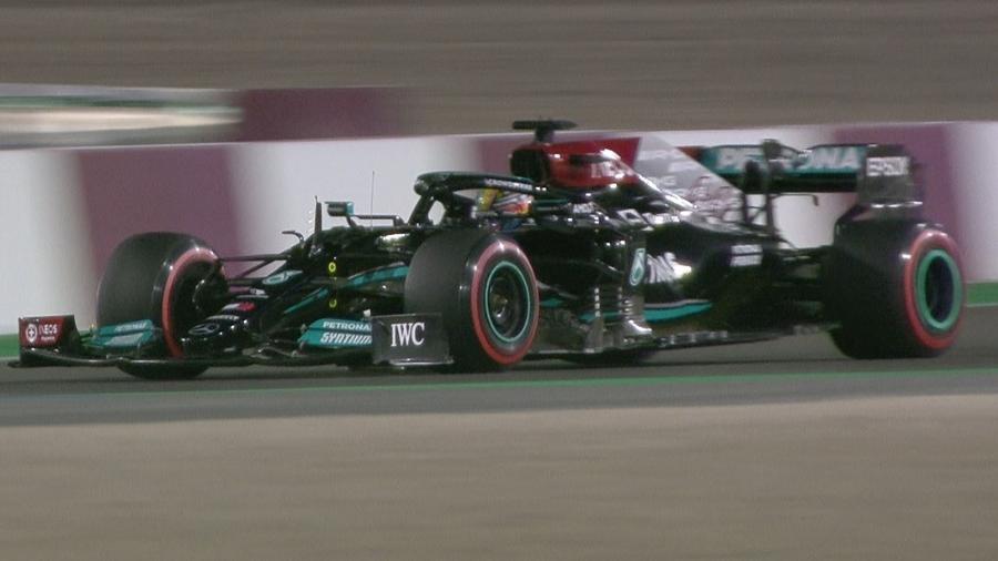 Lewis Hamilton (Mercedes) durante treino classificatório do GP do Qatar; britânico vai largar na 1ª posição na corrida de amanhã - Reprodução/Twitter