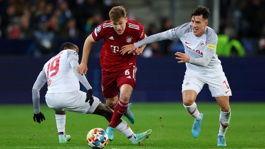 Kimmich, do Bayern de Munique, disputa bola em jogo contra o RB Salzburg pela Liga dos Campeões - Alexander Hassenstein/Getty Images