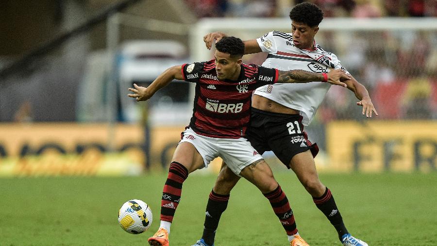 João Gomes disputa bola com Gabriel Sara em Flamengo x São Paulo - Thiago Ribeiro/AGIF