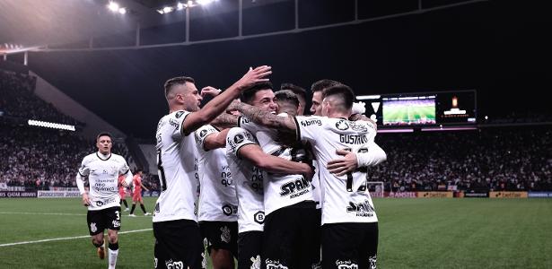 Jogadores do Corinthians comemoram gol de Adson contra o Always Ready, pela Libertadores