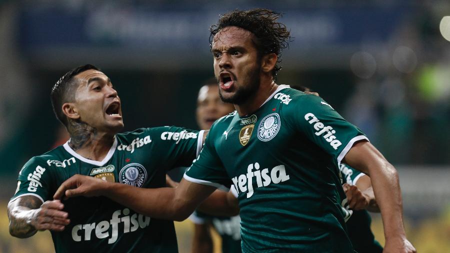 Gustavo Scarpa, do Palmeiras, comemora seu gol contra o Atlético-GO no Brasileirão -  Ricardo Moreira/Getty Images