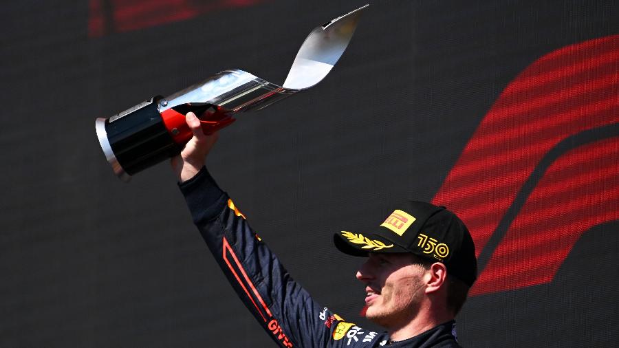 Max Verstappen com o troféu pela vitória no GP do Canadá, a sexta em nove corridas nesta temporada - Clive Mason/Getty Images/Red Bull