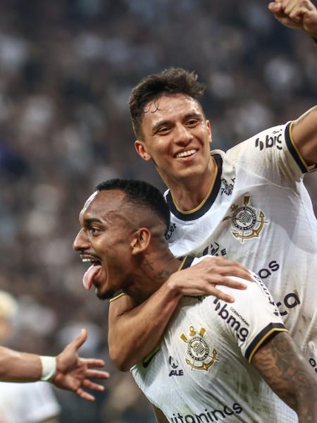 Raul Gustavo comemora com Mantuan e Giuliano seu gol pelo Corinthians, diante do Santos, pela Copa do Brasil - Marcello Zambrana/AGIF 