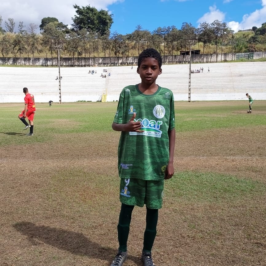 G1 - Menino que tinha 26 dedos festeja poder jogar bola: 'Goleiro