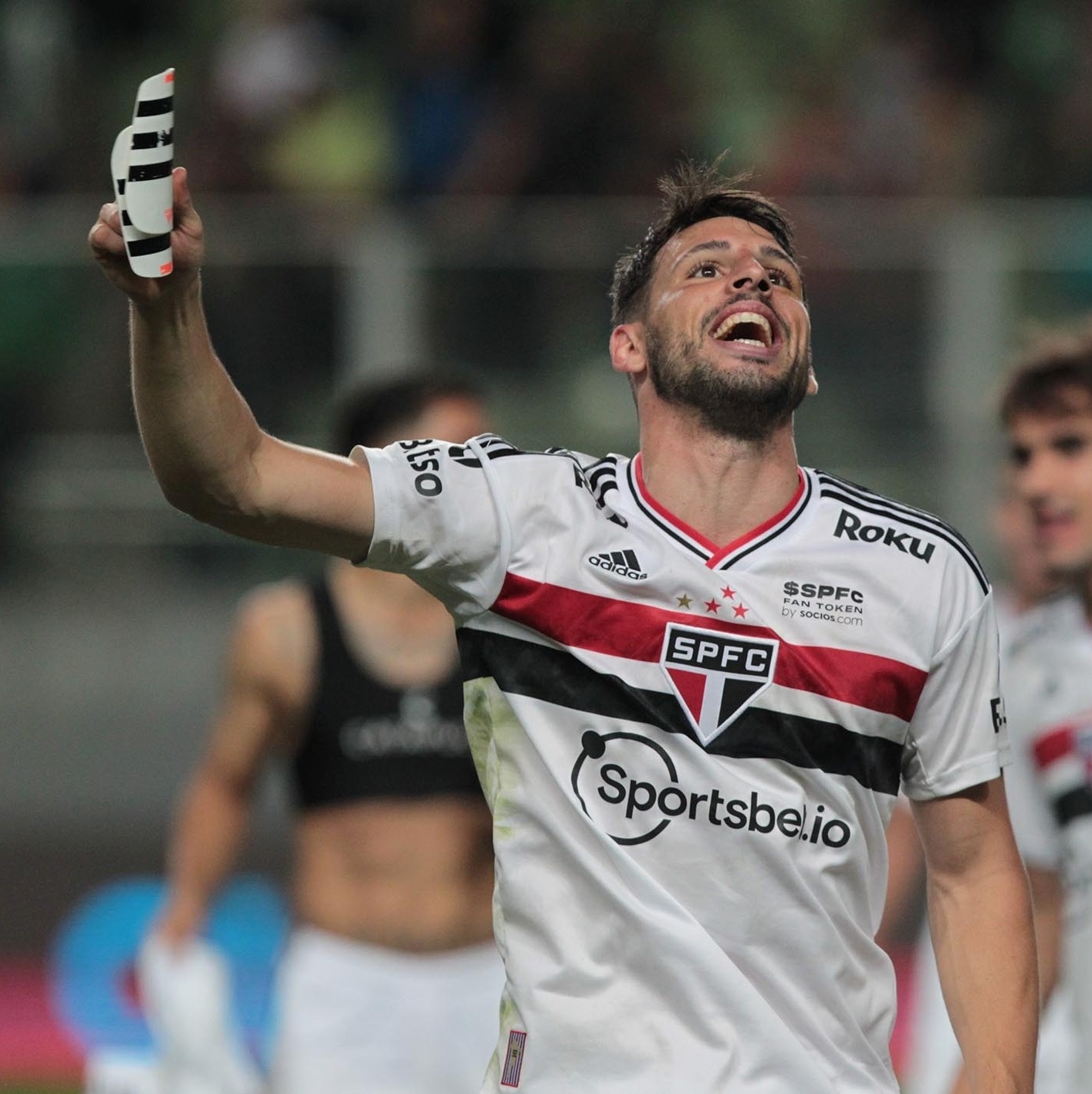 Em clima de festa no Morumbi, Calleri faz dois e São Paulo bate