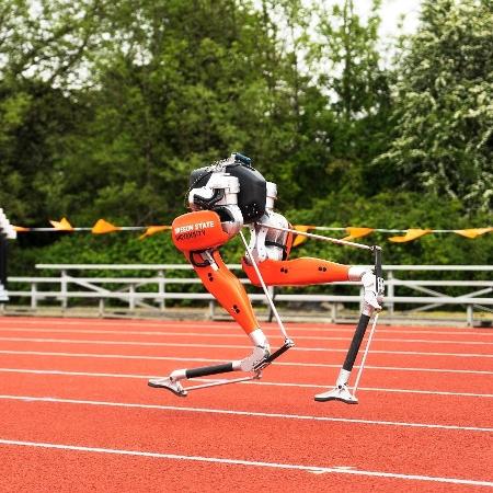 Cassie, o robô bípede que quebrou o recorde mundial dos 100 metros rasos - Divulgação/Kegan Sims