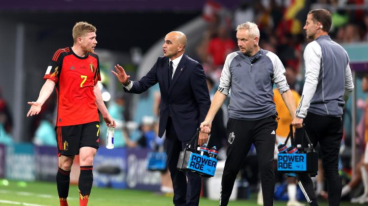 Kevin De Bruyne receives instructions from Roberto Martinez during the Belgium v ​​Canada game - Catherine Ivill/Getty Images - Catherine Ivill/Getty Images