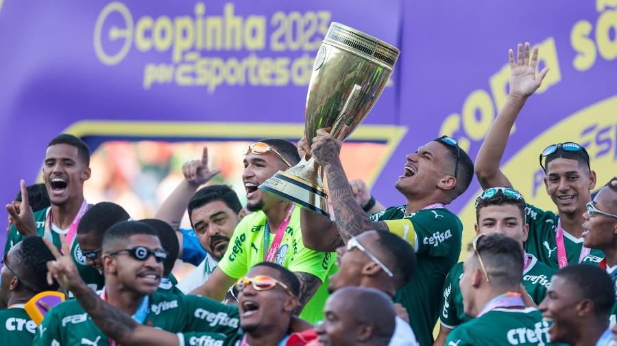 Jogadores do Palmeiras levantam a taça da Copinha em 2023