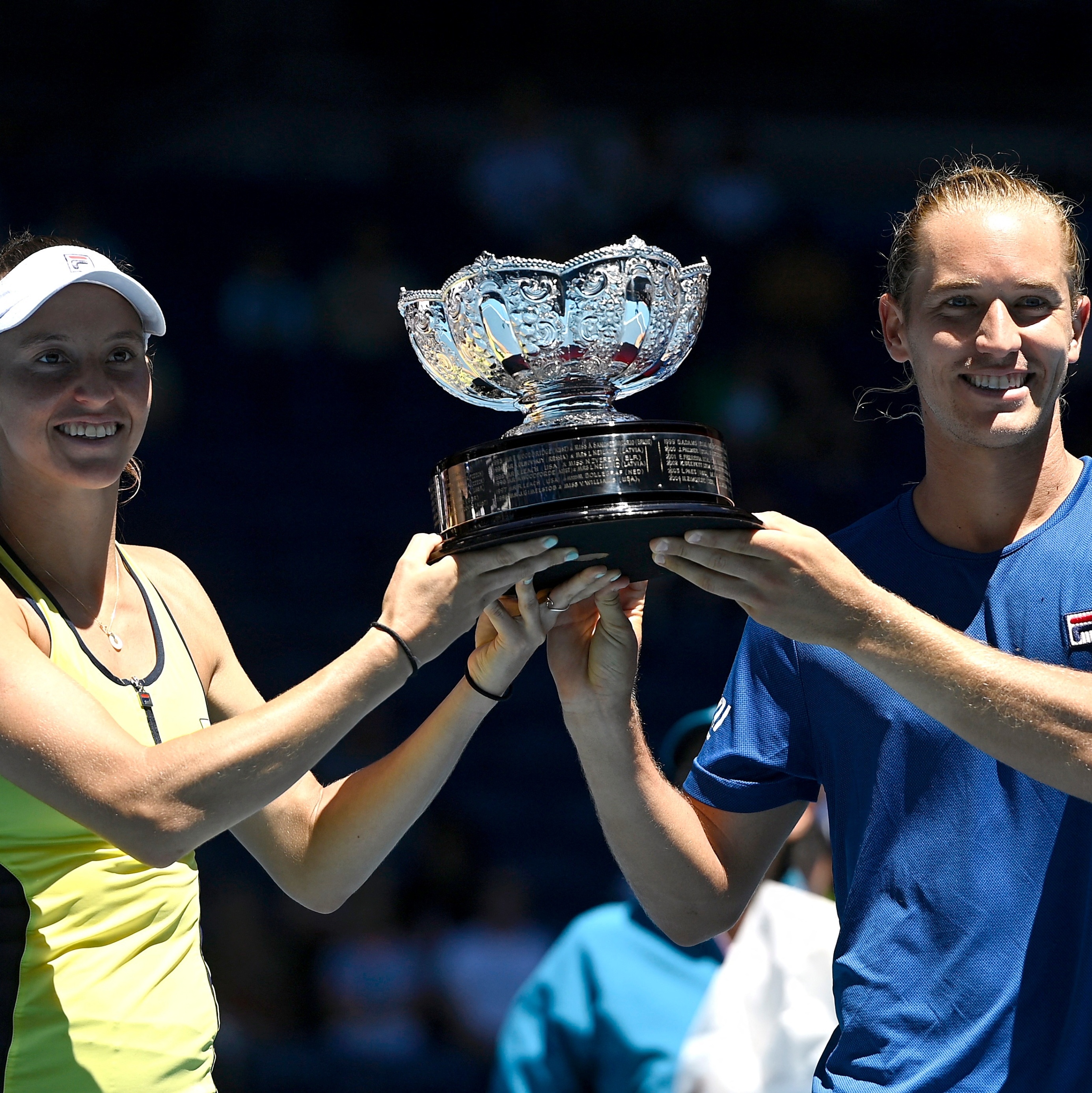 Stefani fatura Torneio de Adelaide, seu 1º título de duplas em